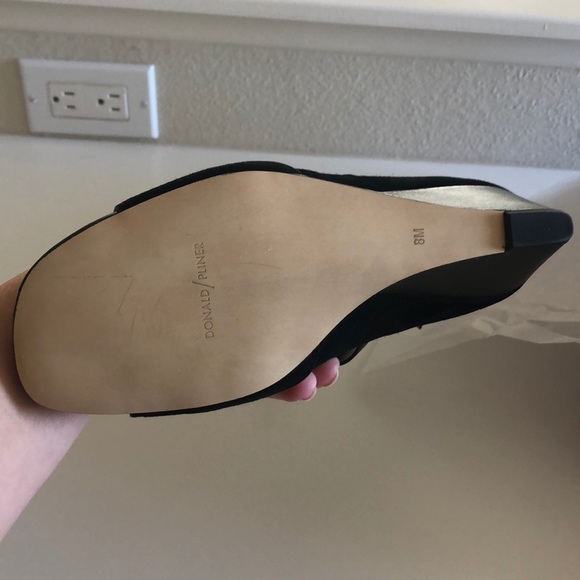 Donald Pliner black wedge size 8 - Picture 2 of 3
